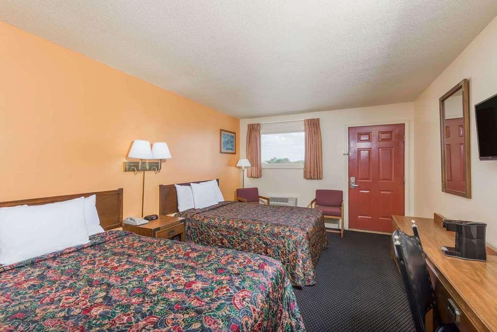 Knights Inn - Chanute Room photo