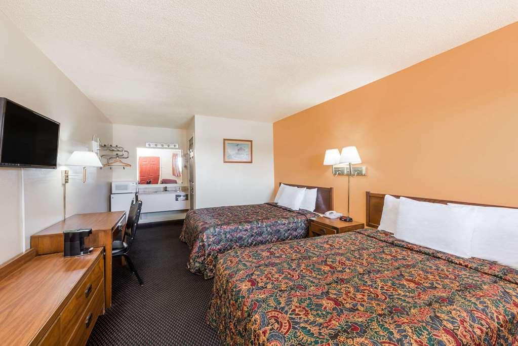 Knights Inn - Chanute Room photo