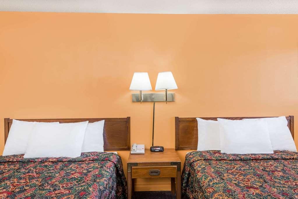 Knights Inn - Chanute Room photo