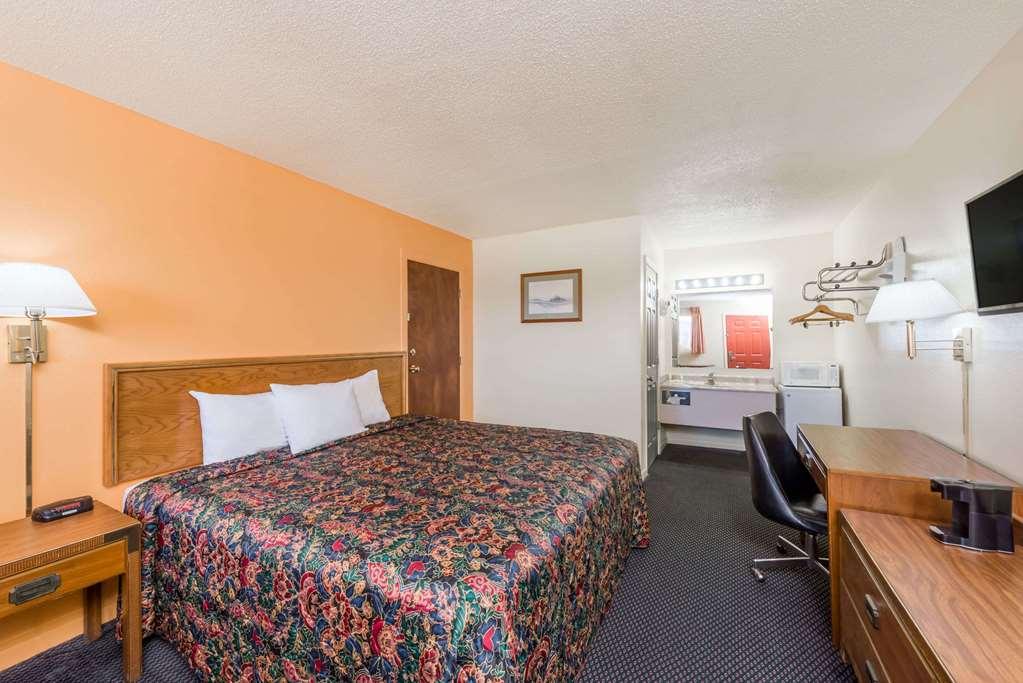 Knights Inn - Chanute Room photo