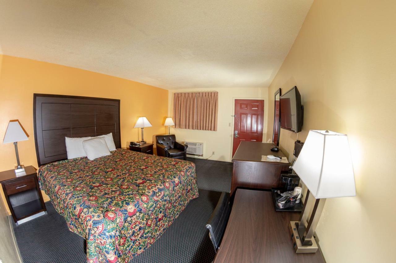 Knights Inn - Chanute Room photo